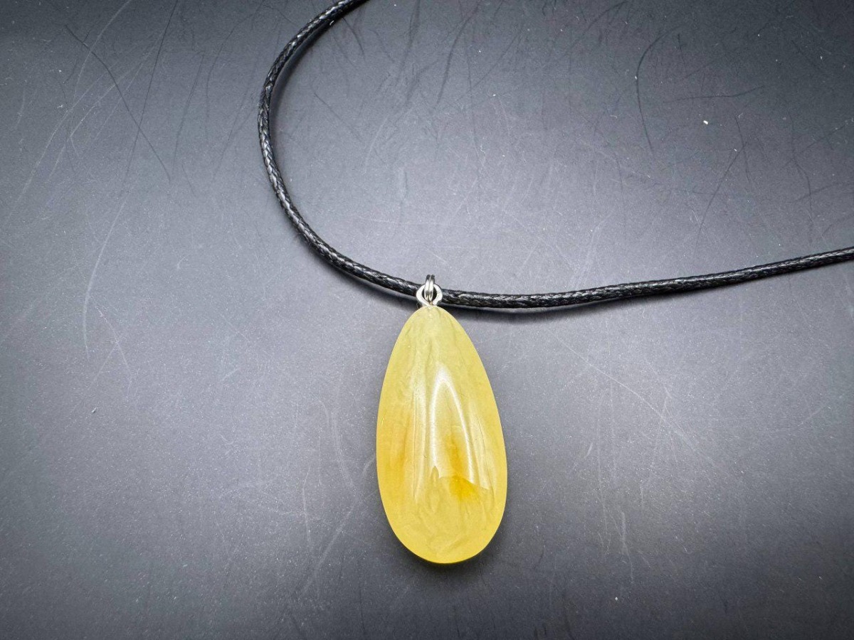 il_fullxfull.7517265211_rmc7.jpg Hand-Polished Golden Baltic Amber Pendant, 35mm, 5.2g