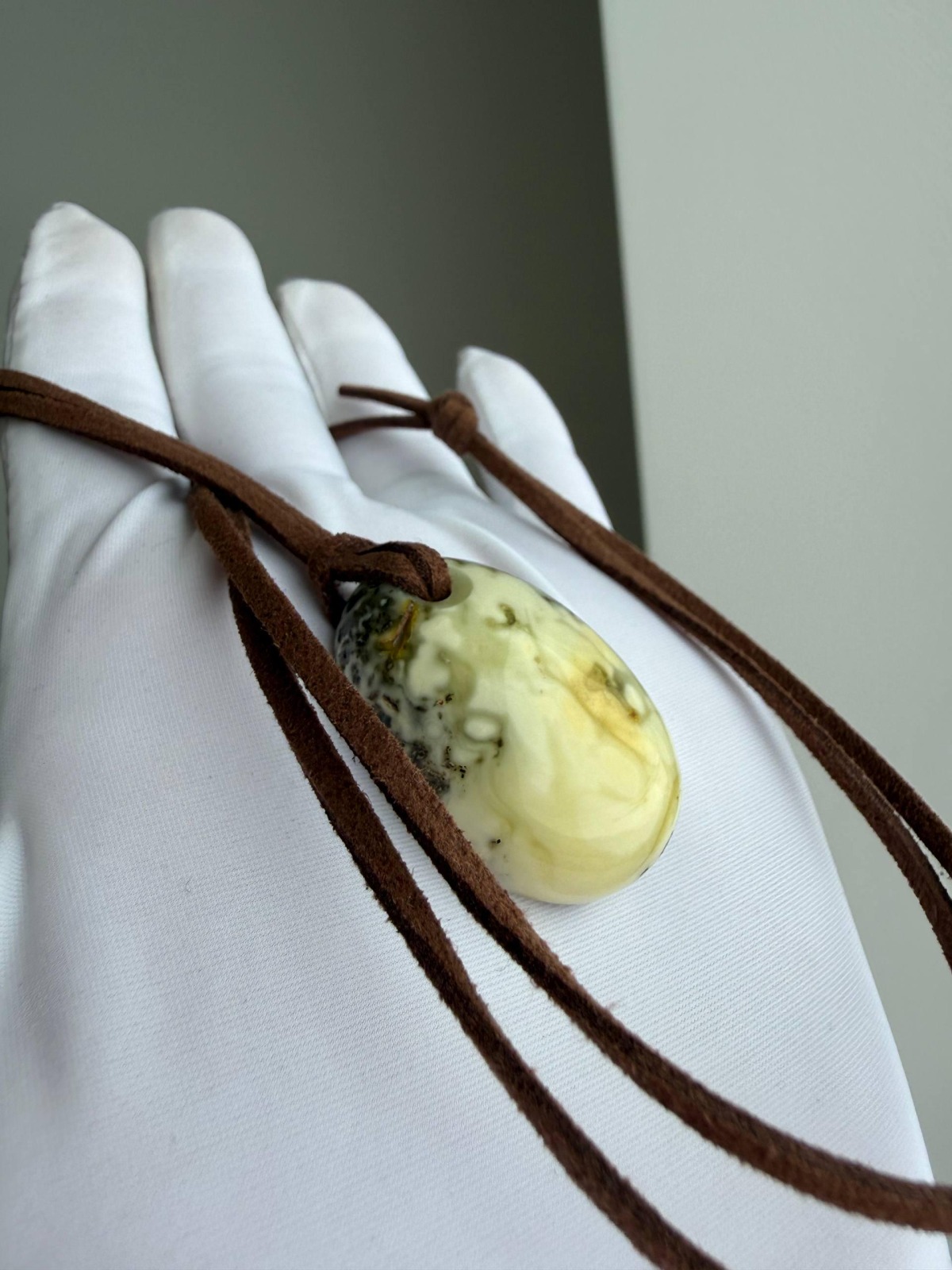 Creamy Butterscotch Baltic Amber Pendant, 34mm, 7g